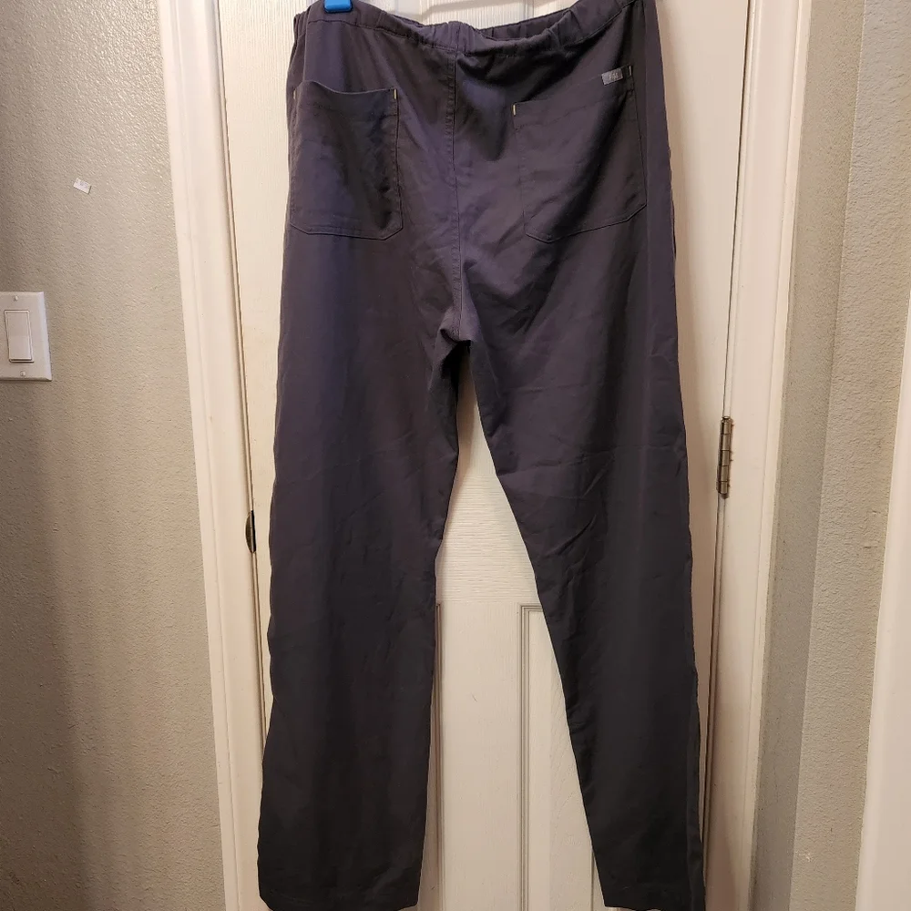 Figs pants XL
